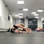 Ester Geislerová Instagram – Děkuju za lekce, v @bikramyogapragueofficial, ve Vodičkově ulice.
Před pár lety mi pomohla hot jóga v sobě nastartovat proces, který urychlil můj pocit neohebnosti, ztuhlosti možná i jakýsi pocit nemožnosti “pohnout se z místa”.
A nyní. Stačilo mi pět lekcí a stalo se to zas!💫

Na  @bikramyogapragueofficial se nemusíte ničeho bát, jste pod skvělým, profesionálním a milým vedením citlivých instruktorek. Doporučuju před první lekcí přijít o 30 minut dřív. V klidu si to tam prohlédnout. Je to jako jóga, protahování a posilování v jednom a jako na slunci , na pláži. A dost toho člevěk vypotí, tak ten den hodně pijte. 
Pocit potom je euforický, po pár lekcích se dostanete do poloh, do kterých by se za „studena“ dostával déle. Vyžaduje to i opatrnost, ale je to primárně velmi příjemný. Vyplavují se i emoce, v mem případě na hot joze více než kde jinde. Chvíli se mi cukala ramena, jako kdyby se vyplavil nějaký stres, ale zároveň i pocit slasti.)
Čistè sprchy a silné fény, takže se nemusíte bat, ze byste si neusušili v zimě hlavu, dětský koutek, kam chodí moje kámoška s dcerou a obě jsou moc spokojené. Na místě si můžete kouit krásný oblečky a nebo když si zapomenete, jako jednou ja, tak vam pujci, včetně podložek a ručníků. Ja se nemůžu dočkat, az půjdeme zase, i mezi svátky. Cvičí se i na Pankráci, dekuju za tuhle možnost, je to fajn nakombinovat s posilovnou. Dekuji @bikramyogapragueofficial ❤️❣️💫

ADRESA:
Studio Vodičkova
Vodičkova 1277/19
Praha 1

Studio Pankrác
Na Pankráci průchod mezi č. 121-125
Praha 4 Bikram Yoga Prague