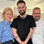 Ester Geislerová Instagram - 2/2 A vděčná jsem za zajímavé hosty, jako třeba @filip.titlbach a mnoho dalších a povídání si s nimi v podcastu Terapie sdílením a že se s @ganapatijan nesereme, ale milujeme! A @martin.h.krupa to ví!) Za moderování na Finále Plzeň @finaleplzen a zážitek u filmu Hranice od @holland.agnieszka Doporučuji v roce 2024 nevynechat mladý festival Bramoborohraní @bramborohrani a jít na koncert kapely Budleton, s Felixem a Ferencem (doporučuju!) a za oslavu máminých 77 na kachnách a zase family! Za doják na promoci bráchy Felixe a následný večírek v @atelier22_23 🪑 Za potkání se, po čase, s Denisou @vaclavovadenisa , která mě seznámila s @christellehavranek , která projevila zájmem o můj videoart, který vám představím v červnu 2024. Za setkání se @sarasandeva 💌 a koncert @monkeybusinesscz a za jejich hudbu!) Konec byl smutný. Ze sedmého října mám zlomené srdce.. Karla S. měla strašně ráda, chybět bude, ale dal nám toho tolik, k čemu se můžeme vracet… Mši jsem probulela. Díky Ondrovi a Janě z Archy, za zprostředkování rozhovoru s Minem Tanakou, o tátovi, kaligrafii i tanci. 🙏 a za znovusetkání s @kristyna.bokova 🕊️ Je mi strašně líto všeho, co se odehrálo na Fildě. Studoval tam táta i bratr. Naše Vánoce tím byly samozřejmě poznamenané, ale o to víc si vážím toho, že se máme… Prej když si člověk napíše, za co je vděčný, je pak šťastnější a já jsem….děkuju. 🙏🫶❤️💫 #allwayslookonthebrightsideoflife