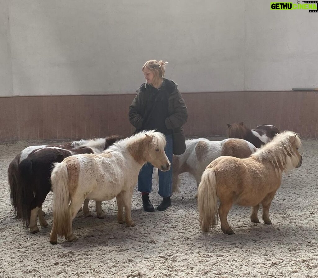 Ester Geislerová Instagram - 1/2 Jsem veděčná za moji rodinu, že jsme spolu rádi a vídáme se často, celý rok a 2023 to začalo výletem za uměním, vlakem do Vídně, kam jsme se viděli po radostných prezidentských volbách! Tam jsem si blokla záda, ale díky tomu jsem začala chodit cvičit do posilovny.) #allwayslookonthebrightsideoflife 💫 Letos jsem si užívala hlavně to, že jsem dělala věci, který mě nejvíc naplňují, který jsem vystudovala a na které nastal čas, umění, pohybování se na místech, kde se daří umění a na projektech, kterým věřím.) Děkuju Tondovi a Vojtovi, za podporu mého umění a celému štábu a hercům z “Co jsme měli říct a neřekli”, hlavně @krystof_hluze za citlivou kameru. Za hezkou jarní premiéru filmu Buď chlap, za rodinnou jahodovou akci, svítek s jahodama, kde jsme rozmašírovali kila jahod a oprášili táty recept.🍓 Jsem pyšná na moje děti, který kvetou a rostou a zrají v úžasné mladé lidi. Za jarní pesto šílenství, Velikonoce na chalupě, s pesto family! Všem z @team4ukraine.eu,že jsem s nimi mohla na Ukrajinu,s @ludvik_polak a @_laichter, do dětského domova a za jejich neutuchající práci v boji proti ruským agresorům! Děkuju za to, že se smysluplně posunuje práce na výstavě táty #petrgeisler i na vznikajícím dokumentu o něm a děkuju za pomoc @petrholy, Ondrovi Trojanovi a Míše z THA a Leošovi a Míše z Doxu a hlavně @geislerka, která má dobrý nápady! Natočili se super pořad O galeriích!, kde byste je nečekali, který se příští rok objeví na ČT a prodloužila jsem si se štábem život minimálně o sto let a viděla tolik krásných míst, galerií a děl! Všech 29 přednášek Terapie sdílením a podcast d @ganapatijan , ať už v Londýně, @jatka78 , @rockforpeople @colours_cz open air přednáška! A za to dík @anna.lima.796, road manažerské a vlastní nevlastní ségře, která to s námi táhne.) Děkuju za hezkou roli houslistky v Istanbulu a výlet po okolí s mým nejmilejším, který je největší opora a láska.) A že se nám podařilo uskutečnit výlet i s rodinou Martina, do Chorvatska, na naše oblíbený místo a že zůstalo stejný. Za další rodinný výlet, na výstavu, kde měla máma obraz! @verageislerova ❤