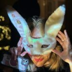 Ester Geislerová Instagram - Miluju promítačky a promítání… odjakživa! Projektory na diapozitivy, promítačky v kině, domácí malé projektory. Měla jsem se jmenovat Epson, ne Ester. #atelier22 Párti @atelier22_23 @zuza_led @katerinaoujezdska @geislerka