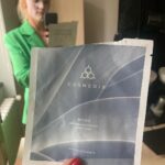 Ester Geislerová Instagram - Moje milovaná kosmetika @cosmedix_me dělá krásnou pleť ! Je na ní spolehnutí. Tuhle masku jsem si dala před focením na @finaleplzen a chodím jednou měsíčně k @halova.marketa a je to taková jistota! Děkuju za tyhle holčičí kratochvíle a těším se na další seanci….)❄️🕊️🤍 #neplacenaspoluprace #cosmedixme #cosmedixskincare Strasnice, Hlavní Město Praha, Czech Republic