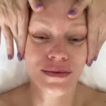 Ester Geislerová Instagram - Moje milovaná kosmetika @cosmedix_me dělá krásnou pleť ! Je na ní spolehnutí. Tuhle masku jsem si dala před focením na @finaleplzen a chodím jednou měsíčně k @halova.marketa a je to taková jistota! Děkuju za tyhle holčičí kratochvíle a těším se na další seanci….)❄️🕊️🤍 #neplacenaspoluprace #cosmedixme #cosmedixskincare Strasnice, Hlavní Město Praha, Czech Republic