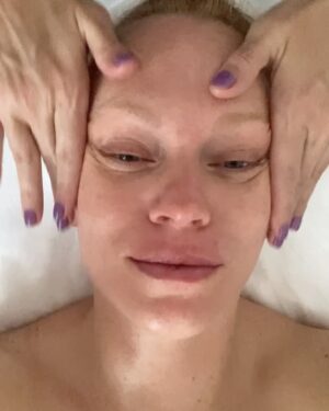 Ester Geislerová Instagram - Moje milovaná kosmetika @cosmedix_me dělá krásnou pleť !  Je na ní spolehnutí. Tuhle masku jsem si dala před focením na @finaleplzen a chodím jednou měsíčně k @halova.marketa a je to taková jistota! 
Děkuju za tyhle holčičí kratochvíle a těším se na další seanci….)❄️🕊️🤍 #neplacenaspoluprace #cosmedixme #cosmedixskincare