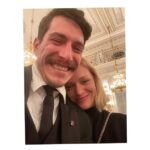 Ester Geislerová Instagram - To bylo tak dojemný a důstojný rozloučení s Karlem. Celá mše, zpěv a tolik fantastických řečníků a překrásných modliteb a všechno umocněno neskutečnou zimou.) V hlavě se mi míchaly všemožné vzpomínky na Karla, naše rozhovory, na Dřevíči nebo výlety za Karlem s Nesváčou, ale hlavně velmi živě jeho poslední narozeniny, kde jsme všichni s Karlem a s cimbálovkou zpívali koledy. “Nám narodil se kníže pán…”, která zazněla včera při vynášení z kaple a která končí radostně, radujme se… a tak se radujme.. on to tak chtěl..🙏🕊️ ale bylo to těžký, já tak bulela. Tolik jsem ho měla ráda. Představovala jsem si malého Karla, jak je u rádia, stojí, salutuje a slibuje věrnost Československé republice a jak dodržel, co slíbil…🇨🇿 “Připraven sloužit. Jako malý chlapec třeba složil takovou vnitřní přísahu, že se bude snažit o ochranu demokracie, když se v roce 1948 dozvěděl o smrti Jana Masaryka.” (9.12. 2023,IRozhlas, Radiožurnál) Duchovních dětí po Havlovi a teď i Karlovi je dost, mnoho z nich bylo v v chrámu, na Hradčanském náměstí, doma i v Lucerně, kde zase zazněla druhá píseň, kterou mám s Karlem velmi spojenou a to Mochomůrky bílé. Ach jo…, Karel forever! Děkujeme, nikdy nezapomenu a taky slibuju.✌️🇨🇿🕊️ A přikládám zbylé sloky, kdo neznáte, letos si je zazpívejte...📝 1) Narodil se Kristus Pán, veselme se, z růže kvítek vykvet nám, radujme se. Z života čistého, z rodu královského, nám, nám, narodil se. 2) Jenž prorokován jest, veselme se, ten na svět poslán jest, radujme se! Z života čistého, z rodu královského, nám, nám, narodil se. 3) Člověčenství naše, veselme se, ráčil vzíti na Bůh se, radujme se! Z života čistého, z rodu královského, nám, nám, narodil se. 4) Goliáš obloupen, veselme se, člověk jest vykoupen, radujme se! Z života čistého, z rodu královského, nám, nám, narodil se. #karelschwarzenberg #knize #karelforever #✌️🇨🇿🤍🎄📝💋❤️🕊️🫂 Prague, Czech Republic