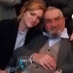 Ester Geislerová Instagram - To bylo tak dojemný a důstojný rozloučení s Karlem. Celá mše, zpěv a tolik fantastických řečníků a překrásných modliteb a všechno umocněno neskutečnou zimou.) V hlavě se mi míchaly všemožné vzpomínky na Karla, naše rozhovory, na Dřevíči nebo výlety za Karlem s Nesváčou, ale hlavně velmi živě jeho poslední narozeniny, kde jsme všichni s Karlem a s cimbálovkou zpívali koledy. “Nám narodil se kníže pán…”, která zazněla včera při vynášení z kaple a která končí radostně, radujme se… a tak se radujme.. on to tak chtěl..🙏🕊️ ale bylo to těžký, já tak bulela. Tolik jsem ho měla ráda. Představovala jsem si malého Karla, jak je u rádia, stojí, salutuje a slibuje věrnost Československé republice a jak dodržel, co slíbil…🇨🇿 “Připraven sloužit. Jako malý chlapec třeba složil takovou vnitřní přísahu, že se bude snažit o ochranu demokracie, když se v roce 1948 dozvěděl o smrti Jana Masaryka.” (9.12. 2023,IRozhlas, Radiožurnál) Duchovních dětí po Havlovi a teď i Karlovi je dost, mnoho z nich bylo v v chrámu, na Hradčanském náměstí, doma i v Lucerně, kde zase zazněla druhá píseň, kterou mám s Karlem velmi spojenou a to Mochomůrky bílé. Ach jo…, Karel forever! Děkujeme, nikdy nezapomenu a taky slibuju.✌️🇨🇿🕊️ A přikládám zbylé sloky, kdo neznáte, letos si je zazpívejte...📝 1) Narodil se Kristus Pán, veselme se, z růže kvítek vykvet nám, radujme se. Z života čistého, z rodu královského, nám, nám, narodil se. 2) Jenž prorokován jest, veselme se, ten na svět poslán jest, radujme se! Z života čistého, z rodu královského, nám, nám, narodil se. 3) Člověčenství naše, veselme se, ráčil vzíti na Bůh se, radujme se! Z života čistého, z rodu královského, nám, nám, narodil se. 4) Goliáš obloupen, veselme se, člověk jest vykoupen, radujme se! Z života čistého, z rodu královského, nám, nám, narodil se. #karelschwarzenberg #knize #karelforever #✌️🇨🇿🤍🎄📝💋❤️🕊️🫂 Prague, Czech Republic