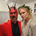 Ester Geislerová Instagram - Dnešní Terapie sdílením LIVE Mikulášský speciál v @divadlonamaninach ! A už jen 11.12. a 12.12. , ale v @divadlobezzabradli ❤️❣️🫀👹🕊️☃️❄️🤍 Holešovice