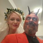 Ester Geislerová Instagram - Dnešní Terapie sdílením LIVE Mikulášský speciál v @divadlonamaninach ! A už jen 11.12. a 12.12. , ale v @divadlobezzabradli ❤️❣️🫀👹🕊️☃️❄️🤍 Holešovice