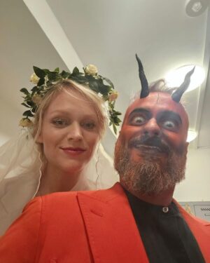 Ester Geislerová Instagram - Dnešní Terapie sdílením LIVE Mikulášský speciál v @divadlonamaninach ! A už jen 11.12. a 12.12. , ale v @divadlobezzabradli ❤️❣️🫀👹🕊️☃️❄️🤍