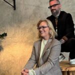 Ester Geislerová Instagram - Making of @mojepsychologie s Honzou @ganapatijan & @melpamene ! LEDEN 2024❤️☃️❄️🫂🕊️🫀 Rozhovor o Terapii sdílením, podcadtu, ezošmejdech, naší sinergii a nefunkční astrologii! Máte se na co těšit! . . Foto @davidtureckyphotography Make up @hristinageorgievska Styling @sona.erba Rozhovor @melpamene