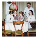 Ester Geislerová Instagram - Momentka z minulosti…)🎄💫 Máma vzácně s cigaretou, táta zamyšlený nebo přejedený..a já si hýčkám cokacolu! Aňa a Lela chtěj asi ochutnat…) SMŮLA!)