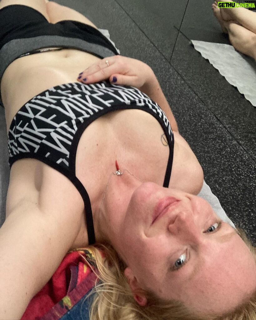 Ester Geislerová Instagram - Děkuju za lekce, v @bikramyogapragueofficial, ve Vodičkově ulice. Před pár lety mi pomohla hot jóga v sobě nastartovat proces, který urychlil můj pocit neohebnosti, ztuhlosti možná i jakýsi pocit nemožnosti “pohnout se z místa”. A nyní. Stačilo mi pět lekcí a stalo se to zas!💫 Na @bikramyogapragueofficial se nemusíte ničeho bát, jste pod skvělým, profesionálním a milým vedením citlivých instruktorek. Doporučuju před první lekcí přijít o 30 minut dřív. V klidu si to tam prohlédnout. Je to jako jóga, protahování a posilování v jednom a jako na slunci , na pláži. A dost toho člevěk vypotí, tak ten den hodně pijte. Pocit potom je euforický, po pár lekcích se dostanete do poloh, do kterých by se za „studena“ dostával déle. Vyžaduje to i opatrnost, ale je to primárně velmi příjemný. Vyplavují se i emoce, v mem případě na hot joze více než kde jinde. Chvíli se mi cukala ramena, jako kdyby se vyplavil nějaký stres, ale zároveň i pocit slasti.) Čistè sprchy a silné fény, takže se nemusíte bat, ze byste si neusušili v zimě hlavu, dětský koutek, kam chodí moje kámoška s dcerou a obě jsou moc spokojené. Na místě si můžete kouit krásný oblečky a nebo když si zapomenete, jako jednou ja, tak vam pujci, včetně podložek a ručníků. Ja se nemůžu dočkat, az půjdeme zase, i mezi svátky. Cvičí se i na Pankráci, dekuju za tuhle možnost, je to fajn nakombinovat s posilovnou. Dekuji @bikramyogapragueofficial ❤❣💫 ADRESA: Studio Vodičkova Vodičkova 1277/19 Praha 1 Studio Pankrác Na Pankráci průchod mezi č. 121-125 Praha 4 Bikram Yoga Prague