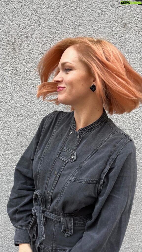 Ester Geislerová Instagram - @k_dolezalovahair je bohyně barev…!🧡 Dnes jsem přišla a říkám… něco do zrz, ale světlého, ne tmavá zrz, vánoční punč, ale taková ještě nádechem léta! A takhle jsem si to přála! Děkuju! @k_dolezalovahair @neuma_cz_sk the academy