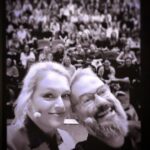 Ester Geislerová Instagram - #terapiesdilenimreset poslední v tomto roce. Děkujeme vám všem. Uvidíme se 8.1. V @knihovna_praha ❤️🫂🙏🤍🕊️ Divadlo Bez Zábradlí