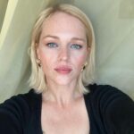 Ester Geislerová Instagram - Moje milovaná kosmetika @cosmedix_me dělá krásnou pleť ! Je na ní spolehnutí. Tuhle masku jsem si dala před focením na @finaleplzen a chodím jednou měsíčně k @halova.marketa a je to taková jistota! Děkuju za tyhle holčičí kratochvíle a těším se na další seanci….)❄️🕊️🤍 #neplacenaspoluprace #cosmedixme #cosmedixskincare Strasnice, Hlavní Město Praha, Czech Republic