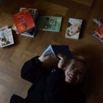 Ester Geislerová Instagram - Vánoční dárky, ale i učebnice, nemusí být nové, a co víc, mohou pomoci při ochraně životního prostředí neplýtváním!🎄 @reknihy jsou o 80 % levnější a knihy vybírají tak, aby byly ve velmi dobré kvalitě. Každý umíme nakupovat další a další knihy, ale určitě i dost vytřídit. Budete mít víc místa v knihovně a ještě za to něco dostanete. A taky vám je odešlou ze Zásilkoven ZDARMA, stačí je jen přinést zabalené v krabici. 📦 Kolik za který titul dostanete, můžete zjistit už teď na stránkach reknihy.cz! Tuto službu ocení nejen studenti, ale i jejich rodiče! 🤞 Já jsem mým dětem objednala knihy na maturitu a povinnou četbu! Let’s save! 📒📓📔📕📖📗📘📙📚 #reknihy @reknihy