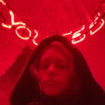 Ester Geislerová Instagram - “Can You Still Feel the Butterflies?” Videoinstalace Radka Brousila @radekbrousil & A dnešní komentovka v @ghmp.cz s @jakub.jansa @radekbrousil a @leapetrik ( @leapetrik Nemám fotku, ale bavilo mě to! Měla jsem telefon v nabíječce!) Zajděte si do @ghmp.cz na výstavu “Myslet filmem”, je ohromná a skvěle nainstalovaná! Děkuji za dnešek! 🧠🎞️ Dům U Kamenného zvonu
