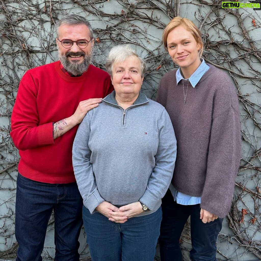 Ester Geislerová Instagram - “Radiační situace na Ukrajině zůstává normální!” Štípněte nás někdo! Neboť tato slavná twitterová věta zazněla dnes, z úst, jaderné inženýrky a naší oblíbené osobnosti, Dany Drábové, v našem podcastu Terapie sdílením! A pak jsme si hodinu povídali o válce, sociálních sítích-živých i virtuálních, vztazích, o vědě, o Karlovi S. a o tom, jak nic nemizí, jen se všechno mění ..a taky o kaligrafii! A bylo to zajímavý, silný a dojemný rozhovor! Děkujeme Dano! A taky jsme zanadávali! 💩 krásně…:) #danadrabova #terapiesdilenimpodcast @forendors @esterajosefina @ganapatijan Audionaut