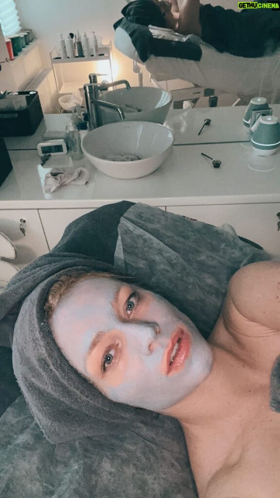 Ester Geislerová Instagram - Jemná změna z albínky na trochu viditelnější prvky v obličeji….) To byl předvánoční #selfcare relax a mini barvení v @cosmedix_me u Markéty @halova.marketa 🩵🩵🩵 Děkuji za skvělou péči, na kterou se můžu spolehnout. #cosmedixcz #cosmedixme #spoluprace #🩵🩵🩵 Strasnice, Hlavní Město Praha, Czech Republic