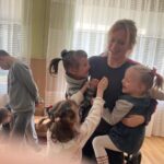 Ester Geislerová Instagram - 1/2 Jsem veděčná za moji rodinu, že jsme spolu rádi a vídáme se často, celý rok a 2023 to začalo výletem za uměním, vlakem do Vídně, kam jsme se viděli po radostných prezidentských volbách! Tam jsem si blokla záda, ale díky tomu jsem začala chodit cvičit do posilovny.) #allwayslookonthebrightsideoflife 💫 Letos jsem si užívala hlavně to, že jsem dělala věci, který mě nejvíc naplňují, který jsem vystudovala a na které nastal čas, umění, pohybování se na místech, kde se daří umění a na projektech, kterým věřím.) Děkuju Tondovi a Vojtovi, za podporu mého umění a celému štábu a hercům z “Co jsme měli říct a neřekli”, hlavně @krystof_hluze za citlivou kameru. Za hezkou jarní premiéru filmu Buď chlap, za rodinnou jahodovou akci, svítek s jahodama, kde jsme rozmašírovali kila jahod a oprášili táty recept.🍓 Jsem pyšná na moje děti, který kvetou a rostou a zrají v úžasné mladé lidi. Za jarní pesto šílenství, Velikonoce na chalupě, s pesto family! Všem z @team4ukraine.eu,že jsem s nimi mohla na Ukrajinu,s @ludvik_polak a @_laichter, do dětského domova a za jejich neutuchající práci v boji proti ruským agresorům! Děkuju za to, že se smysluplně posunuje práce na výstavě táty #petrgeisler i na vznikajícím dokumentu o něm a děkuju za pomoc @petrholy, Ondrovi Trojanovi a Míše z THA a Leošovi a Míše z Doxu a hlavně @geislerka, která má dobrý nápady! Natočili se super pořad O galeriích!, kde byste je nečekali, který se příští rok objeví na ČT a prodloužila jsem si se štábem život minimálně o sto let a viděla tolik krásných míst, galerií a děl! Všech 29 přednášek Terapie sdílením a podcast d @ganapatijan , ať už v Londýně, @jatka78 , @rockforpeople @colours_cz open air přednáška! A za to dík @anna.lima.796, road manažerské a vlastní nevlastní ségře, která to s námi táhne.) Děkuju za hezkou roli houslistky v Istanbulu a výlet po okolí s mým nejmilejším, který je největší opora a láska.) A že se nám podařilo uskutečnit výlet i s rodinou Martina, do Chorvatska, na naše oblíbený místo a že zůstalo stejný. Za další rodinný výlet, na výstavu, kde měla máma obraz! @verageislerova ❤️