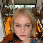 Ester Geislerová Instagram - 1/2 Jsem veděčná za moji rodinu, že jsme spolu rádi a vídáme se často, celý rok a 2023 to začalo výletem za uměním, vlakem do Vídně, kam jsme se viděli po radostných prezidentských volbách! Tam jsem si blokla záda, ale díky tomu jsem začala chodit cvičit do posilovny.) #allwayslookonthebrightsideoflife 💫 Letos jsem si užívala hlavně to, že jsem dělala věci, který mě nejvíc naplňují, který jsem vystudovala a na které nastal čas, umění, pohybování se na místech, kde se daří umění a na projektech, kterým věřím.) Děkuju Tondovi a Vojtovi, za podporu mého umění a celému štábu a hercům z “Co jsme měli říct a neřekli”, hlavně @krystof_hluze za citlivou kameru. Za hezkou jarní premiéru filmu Buď chlap, za rodinnou jahodovou akci, svítek s jahodama, kde jsme rozmašírovali kila jahod a oprášili táty recept.🍓 Jsem pyšná na moje děti, který kvetou a rostou a zrají v úžasné mladé lidi. Za jarní pesto šílenství, Velikonoce na chalupě, s pesto family! Všem z @team4ukraine.eu,že jsem s nimi mohla na Ukrajinu,s @ludvik_polak a @_laichter, do dětského domova a za jejich neutuchající práci v boji proti ruským agresorům! Děkuju za to, že se smysluplně posunuje práce na výstavě táty #petrgeisler i na vznikajícím dokumentu o něm a děkuju za pomoc @petrholy, Ondrovi Trojanovi a Míše z THA a Leošovi a Míše z Doxu a hlavně @geislerka, která má dobrý nápady! Natočili se super pořad O galeriích!, kde byste je nečekali, který se příští rok objeví na ČT a prodloužila jsem si se štábem život minimálně o sto let a viděla tolik krásných míst, galerií a děl! Všech 29 přednášek Terapie sdílením a podcast d @ganapatijan , ať už v Londýně, @jatka78 , @rockforpeople @colours_cz open air přednáška! A za to dík @anna.lima.796, road manažerské a vlastní nevlastní ségře, která to s námi táhne.) Děkuju za hezkou roli houslistky v Istanbulu a výlet po okolí s mým nejmilejším, který je největší opora a láska.) A že se nám podařilo uskutečnit výlet i s rodinou Martina, do Chorvatska, na naše oblíbený místo a že zůstalo stejný. Za další rodinný výlet, na výstavu, kde měla máma obraz! @verageislerova ❤️