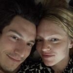 Ester Geislerová Instagram - 1/2 Jsem veděčná za moji rodinu, že jsme spolu rádi a vídáme se často, celý rok a 2023 to začalo výletem za uměním, vlakem do Vídně, kam jsme se viděli po radostných prezidentských volbách! Tam jsem si blokla záda, ale díky tomu jsem začala chodit cvičit do posilovny.) #allwayslookonthebrightsideoflife 💫 Letos jsem si užívala hlavně to, že jsem dělala věci, který mě nejvíc naplňují, který jsem vystudovala a na které nastal čas, umění, pohybování se na místech, kde se daří umění a na projektech, kterým věřím.) Děkuju Tondovi a Vojtovi, za podporu mého umění a celému štábu a hercům z “Co jsme měli říct a neřekli”, hlavně @krystof_hluze za citlivou kameru. Za hezkou jarní premiéru filmu Buď chlap, za rodinnou jahodovou akci, svítek s jahodama, kde jsme rozmašírovali kila jahod a oprášili táty recept.🍓 Jsem pyšná na moje děti, který kvetou a rostou a zrají v úžasné mladé lidi. Za jarní pesto šílenství, Velikonoce na chalupě, s pesto family! Všem z @team4ukraine.eu,že jsem s nimi mohla na Ukrajinu,s @ludvik_polak a @_laichter, do dětského domova a za jejich neutuchající práci v boji proti ruským agresorům! Děkuju za to, že se smysluplně posunuje práce na výstavě táty #petrgeisler i na vznikajícím dokumentu o něm a děkuju za pomoc @petrholy, Ondrovi Trojanovi a Míše z THA a Leošovi a Míše z Doxu a hlavně @geislerka, která má dobrý nápady! Natočili se super pořad O galeriích!, kde byste je nečekali, který se příští rok objeví na ČT a prodloužila jsem si se štábem život minimálně o sto let a viděla tolik krásných míst, galerií a děl! Všech 29 přednášek Terapie sdílením a podcast d @ganapatijan , ať už v Londýně, @jatka78 , @rockforpeople @colours_cz open air přednáška! A za to dík @anna.lima.796, road manažerské a vlastní nevlastní ségře, která to s námi táhne.) Děkuju za hezkou roli houslistky v Istanbulu a výlet po okolí s mým nejmilejším, který je největší opora a láska.) A že se nám podařilo uskutečnit výlet i s rodinou Martina, do Chorvatska, na naše oblíbený místo a že zůstalo stejný. Za další rodinný výlet, na výstavu, kde měla máma obraz! @verageislerova ❤️