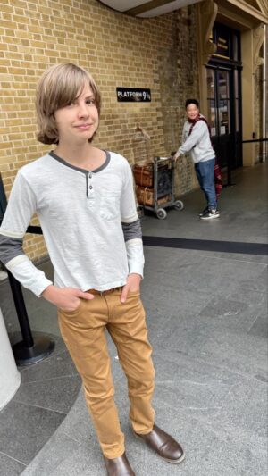 Ethan Thomas Jung Instagram - From London to Edinburgh. 🇬🇧 

#london #edinburgh #travel #holiday #vacation #europe #unitedkingdom #food #train #highlandcow #gelato #platform9¾ #swords #knight #coronation #castle #harrypotter