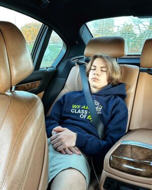 Ethan Thomas Jung Instagram - Back to school after the Christmas break is rough 🏫 😴 #zzz #school #backtoschool #mornings