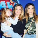 Fabienne Carat Instagram - #avantpremiere 🎬 Un peu de rêve et de douceur dans ce monde de brutes … Avec ma soeur @carole_carat et nos filles nous avons eu la chance d’assister à l’avant-première de #superpatpatrouille qui sort ce mercredi 11 octobre !!! Quand on est une maman on ne veut que faire rêver son enfant, malheureusement nous devons également les protéger et les armer … « La meilleure arme est l’amour, oh ma douce enfant… » 🐶🦸‍♀️ De très belles valeurs sont véhiculées dans ce film sur la confiance en soi et la persévérance. UGC Normandy Champs Elysees