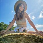 Fabienne Carat Instagram - Quelques brins de paille, quelques rayons de soleil, un chapeau, et un souvenir champêtre s’inscrit dans un air de vacances 👒☀️ #campagne #bottedepaille #summer #été #summervibes #summervibes #weekend #champs Photo @christellebroucaret Campagne, Aquitaine, France