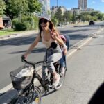 Fabienne Carat Instagram - Voici la réponse pour les vacances !!! Cet été je profite de Paris certes, mais je vous avais fait deviner ma prochaine destination : la Corse, la Réunion ou vacances en famille et en fait, tout était bien dans mon histoire « 2023 » !!! En effet, j’ai eu la chance d’aller très récemment passer une semaine en Corse et cinq semaines à la Réunion pour 2 tournages. Je vais donc aller voir ma famille Xxx ♥️♥️♥️ Paris, France