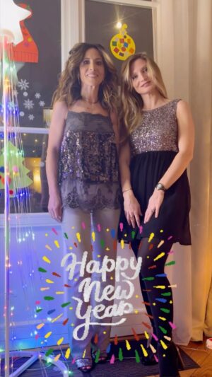Fabienne Carat Instagram - Avec la santé, des envies, de l’amour et de la bonne humeur tout devrait bien se passer. Très belle et heureuse année 2024 à tous 🫶🥂🌟
@carole_carat #bonneannée #happynewyear