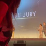 Fabienne Carat Instagram - Un grand merci à tous les membres du jury @alicetaglioni_officiel @elodiefrege @christophe_carriere @vincent_dedienne #hugogelin @michaelcohenofficiel @josephinejapy @jeromeniel @rubenalves09 d’avoir été sensibles et touchés par les messages même subliminaux du film @aelesastresperdus disponible sur YouTube. Nous confions notre planète, ce que nous en avons fait aux enfants, à ces nouvelles âmes à qui nous faisons confiance pour rallumer symboliquement les étoiles dans le ciel par leur présence et leurs futures actions … Un grand bravo à tous les enfants de chaque village @action_enfance , à tous les étudiants de chaque école et merci à tous les éducateurs et membres de la fondation. Merci @reveillonbenoit @maarth_lmt @ecole3is @victorleclerc.p Le Grand Rex Paris
