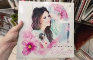 Fabienne Carat Instagram - Un an et demi aujourd’hui, 18 mois… ça y est les mois commencent à devenir des années ça veut bien dire que mon grand bébé devient une grande fille. Je suis si fière et heureuse de t’avoir dans ma vie, dans chacun de mes pas, de partager mes souffles et mes rires avec toi ma Céleste. Je partage ces notes nées sous les doigts de mon ami @bernardmenu et ces mots pour te parler de toi, te parler de nous. Je te murmure mon amour comme une berceuse et j’ai posé quelques images, quelques moments de vie pour inscrire nos souvenirs et les graver sur nos cœurs. Je t’aime mais ça je crois que tu le sais 😘 EXTRAIT DU CLIP DISPONIBLE SUR YOUTUBE - Fabienne Carat Céleste sur FABIENNE CARAT Officiel 

Compositeur pianiste (disponible sur toutes les plateformes) @menu.bernard 
Auteur interprète @fabienne_carat 
Créations graphistes @loicthomasgebert 
Réalisation clip Fabienne Carat (disponible sur YouTube)

PAROLES :
Céleste 🧚‍♀️ 

Tu sais, les papillons qui tombent du ciel 
Je les ramasserai pour leur donner des ailes 
Pour qu’ils colorent tes douces nuits d’enfant
Et qu’ils maquillent nos insomnies

Toutes les étoiles qui filent un peu trop vite 
Je lèverai le voile pour qu’elles viennent où on habite 
Elles dessineront tes vœux et tes chemins
Comme les flambeaux sur ton destin 

Tu auras ma main pour t’amener au plus loin 
J’aurais la tienne quand j’irai moins bien 
Mon ange, ma vie, ma bataille 
Mon doux jardin, ma petite canaille 
Je ferai un château pour t’abriter 
Un’tapis magique pour t’envoler 
Je te ferai guerrière, aux yeux de fée 

Pour toi je serai roc, pour toi je serai louve 
Quand on dort toutes les deux doucement je te couvre 
Tu as su t’installer, en moi comme une surprise 
Tu es bien là, d’autres s’enlisent

Je te protègerai, de tous les malendrins
Mon étoile Céleste moi ton éternel écrin 
T as un papa d’amour bien sûr des ancêtres 
La beauté de ton être 

Tu auras ma main pour t’amener au plus loin 
J’aurais la tienne quand j’irai moins bien 
Mon ange, ma vie, ma bataille 
Mon doux jardin, ma petite canaille 
Je ferai un château pour t’abriter 
Un’tapis magique pour t’envoler 
Je te ferai guerrière, aux yeux de fée 

Ma petite fée
