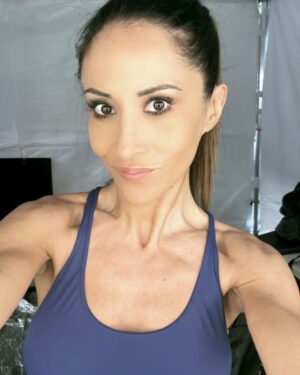 Fabienne Carat Instagram - 🎬 HMC 
Ça c’était ce matin avant cette journée de dingue !!! Ce soir ma tête est 🙃😅. D’incroyables aventures sont dans la boîte 🙏🎥