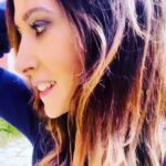 Fabienne Carat Instagram - Qui est la personne qui t’aime le plus ? … une des phrases les plus bouleversantes … tout part de là, je l’ai traversé, je l’ai vécu des racines jusqu’au ciel 🙏 Je vous rencontre et partagerai un moment précieux avec vous les 20 et 21 septembre au @le_kft [2 dates uniques à Saint-Galmier] Merci et belle semaine à tous. ❤️ Au Bout Du Monde