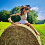 Fabienne Carat Instagram - Quelques brins de paille, quelques rayons de soleil, un chapeau, et un souvenir champêtre s’inscrit dans un air de vacances 👒☀️ #campagne #bottedepaille #summer #été #summervibes #summervibes #weekend #champs Photo @christellebroucaret Campagne, Aquitaine, France