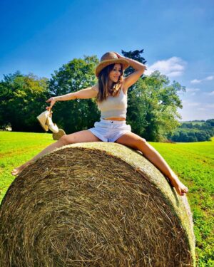 Fabienne Carat Instagram - Quelques brins de paille, quelques rayons de soleil, un chapeau, et un souvenir champêtre s’inscrit dans un air de vacances 👒☀️ #campagne #bottedepaille #summer #été #summervibes #summervibes #weekend #champs 

Photo @christellebroucaret