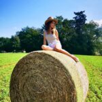 Fabienne Carat Instagram - Quelques brins de paille, quelques rayons de soleil, un chapeau, et un souvenir champêtre s’inscrit dans un air de vacances 👒☀️ #campagne #bottedepaille #summer #été #summervibes #summervibes #weekend #champs Photo @christellebroucaret Campagne, Aquitaine, France