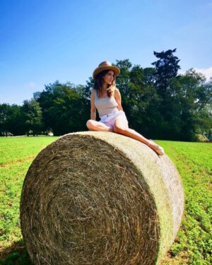 Fabienne Carat Instagram - Quelques brins de paille, quelques rayons de soleil, un chapeau, et un souvenir champêtre s’inscrit dans un air de vacances 👒☀️ #campagne #bottedepaille #summer #été #summervibes #summervibes #weekend #champs 

Photo @christellebroucaret