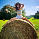 Fabienne Carat Instagram - Quelques brins de paille, quelques rayons de soleil, un chapeau, et un souvenir champêtre s’inscrit dans un air de vacances 👒☀️ #campagne #bottedepaille #summer #été #summervibes #summervibes #weekend #champs Photo @christellebroucaret Campagne, Aquitaine, France