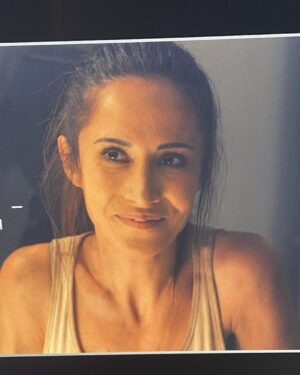 Fabienne Carat Instagram - Il y a des tournages d’aventures qui te font vivre des aventures physiques et aussi sillonner des chemins intérieurs… Merci à cette grande et belle équipe métropolitaine et réunionnaise pour leur accueil, gentillesse et professionnalisme bien sûr. Merci à tous les techniciens qui ont fait un travail de Warriors, aux régisseurs souriants et courageux, à mes partenaires @elisetielrooyoff @xavierdeluc @francksemoninofficiel @elodievarletofficiel @isabellevitari @sitrukolivier … et à ma productrice que j’aime tous d’amour. Merci à toute l’équipe de prod et au HMC magique qui nous ont soutenus indéfectiblement. Merci à tous ceux qui nous ont logés, à la cantine toujours au top et à tous ceux que l’on a croisé pour leurs sourires 🙏❤️
Et merci à @ans_brasil et @maquillagepermanentsamanthaj pour le lissage et les sourcils 🙏🙏 ça nous a tellement facilité la vie 💘👏