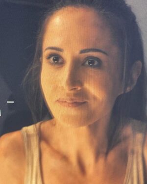 Fabienne Carat Instagram - Il y a des tournages d’aventures qui te font vivre des aventures physiques et aussi sillonner des chemins intérieurs… Merci à cette grande et belle équipe métropolitaine et réunionnaise pour leur accueil, gentillesse et professionnalisme bien sûr. Merci à tous les techniciens qui ont fait un travail de Warriors, aux régisseurs souriants et courageux, à mes partenaires @elisetielrooyoff @xavierdeluc @francksemoninofficiel @elodievarletofficiel @isabellevitari @sitrukolivier … et à ma productrice que j’aime tous d’amour. Merci à toute l’équipe de prod et au HMC magique qui nous ont soutenus indéfectiblement. Merci à tous ceux qui nous ont logés, à la cantine toujours au top et à tous ceux que l’on a croisé pour leurs sourires 🙏❤️
Et merci à @ans_brasil et @maquillagepermanentsamanthaj pour le lissage et les sourcils 🙏🙏 ça nous a tellement facilité la vie 💘👏