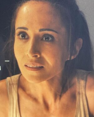Fabienne Carat Instagram - Il y a des tournages d’aventures qui te font vivre des aventures physiques et aussi sillonner des chemins intérieurs… Merci à cette grande et belle équipe métropolitaine et réunionnaise pour leur accueil, gentillesse et professionnalisme bien sûr. Merci à tous les techniciens qui ont fait un travail de Warriors, aux régisseurs souriants et courageux, à mes partenaires @elisetielrooyoff @xavierdeluc @francksemoninofficiel @elodievarletofficiel @isabellevitari @sitrukolivier … et à ma productrice que j’aime tous d’amour. Merci à toute l’équipe de prod et au HMC magique qui nous ont soutenus indéfectiblement. Merci à tous ceux qui nous ont logés, à la cantine toujours au top et à tous ceux que l’on a croisé pour leurs sourires 🙏❤️
Et merci à @ans_brasil et @maquillagepermanentsamanthaj pour le lissage et les sourcils 🙏🙏 ça nous a tellement facilité la vie 💘👏