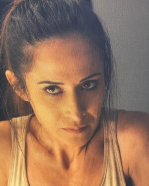 Fabienne Carat Instagram - Il y a des tournages d’aventures qui te font vivre des aventures physiques et aussi sillonner des chemins intérieurs… Merci à cette grande et belle équipe métropolitaine et réunionnaise pour leur accueil, gentillesse et professionnalisme bien sûr. Merci à tous les techniciens qui ont fait un travail de Warriors, aux régisseurs souriants et courageux, à mes partenaires @elisetielrooyoff @xavierdeluc @francksemoninofficiel @elodievarletofficiel @isabellevitari @sitrukolivier … et à ma productrice que j’aime tous d’amour. Merci à toute l’équipe de prod et au HMC magique qui nous ont soutenus indéfectiblement. Merci à tous ceux qui nous ont logés, à la cantine toujours au top et à tous ceux que l’on a croisé pour leurs sourires 🙏❤️
Et merci à @ans_brasil et @maquillagepermanentsamanthaj pour le lissage et les sourcils 🙏🙏 ça nous a tellement facilité la vie 💘👏