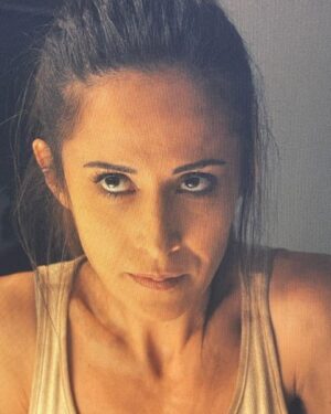 Fabienne Carat Instagram - Il y a des tournages d’aventures qui te font vivre des aventures physiques et aussi sillonner des chemins intérieurs… Merci à cette grande et belle équipe métropolitaine et réunionnaise pour leur accueil, gentillesse et professionnalisme bien sûr. Merci à tous les techniciens qui ont fait un travail de Warriors, aux régisseurs souriants et courageux, à mes partenaires @elisetielrooyoff @xavierdeluc @francksemoninofficiel @elodievarletofficiel @isabellevitari @sitrukolivier … et à ma productrice que j’aime tous d’amour. Merci à toute l’équipe de prod et au HMC magique qui nous ont soutenus indéfectiblement. Merci à tous ceux qui nous ont logés, à la cantine toujours au top et à tous ceux que l’on a croisé pour leurs sourires 🙏❤️
Et merci à @ans_brasil et @maquillagepermanentsamanthaj pour le lissage et les sourcils 🙏🙏 ça nous a tellement facilité la vie 💘👏