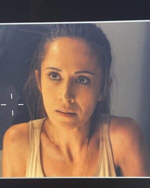 Fabienne Carat Instagram - Il y a des tournages d’aventures qui te font vivre des aventures physiques et aussi sillonner des chemins intérieurs… Merci à cette grande et belle équipe métropolitaine et réunionnaise pour leur accueil, gentillesse et professionnalisme bien sûr. Merci à tous les techniciens qui ont fait un travail de Warriors, aux régisseurs souriants et courageux, à mes partenaires @elisetielrooyoff @xavierdeluc @francksemoninofficiel @elodievarletofficiel @isabellevitari @sitrukolivier … et à ma productrice que j’aime tous d’amour. Merci à toute l’équipe de prod et au HMC magique qui nous ont soutenus indéfectiblement. Merci à tous ceux qui nous ont logés, à la cantine toujours au top et à tous ceux que l’on a croisé pour leurs sourires 🙏❤️
Et merci à @ans_brasil et @maquillagepermanentsamanthaj pour le lissage et les sourcils 🙏🙏 ça nous a tellement facilité la vie 💘👏