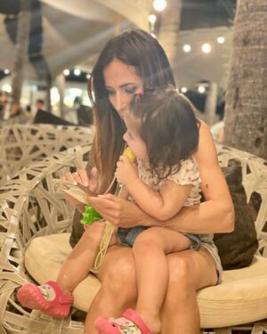 Fabienne Carat Instagram - Aujourd’hui on pense encore un peu plus à notre maman, à toutes les mamans, celles qui font comme elle peuvent, du mieux qu’elle peuvent. L’essentiel il parait est l’amour, l’amour et l’amour… alors tout va bien… 
Les mères sont des lionnes, des louves, des forteresses. Le 6 juin, Céleste aura 1 an et demi, alors pour elle et pour vous je vous prépare une surprise !!! #keepintouch #fetedesmeres  #merefille #maman #fètedesmères