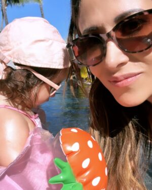 Fabienne Carat Instagram - Aujourd’hui on pense encore un peu plus à notre maman, à toutes les mamans, celles qui font comme elle peuvent, du mieux qu’elle peuvent. L’essentiel il parait est l’amour, l’amour et l’amour… alors tout va bien… 
Les mères sont des lionnes, des louves, des forteresses. Le 6 juin, Céleste aura 1 an et demi, alors pour elle et pour vous je vous prépare une surprise !!! #keepintouch #fetedesmeres  #merefille #maman #fètedesmères