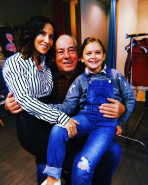 Fabienne Carat Instagram - Parce que tu aimais rire, parce qu’il y avait en toi cette éternelle jeunesse d’esprit. Parce que tu partageais aussi avec nous toute ton expérience de vie, d’homme et d’artiste. Parce que tu étais entier, sensible et fougueux. Parce que tu étais l’icône de notre série, le pilier et le papa de tous les acteurs. Parce que tu aimais tellement la vie. Parce que les épreuves, trop d’épreuves avilissent les cœurs trop purs, les esprits libres et les âmes bienveillantes. Parce que tu es étais un roc, parce que tu nous transmettais tes passions pour les mots, la poterie et l’authentique. Parce que tu étais un passionné, un amoureux, parce que je n’y crois pas, parce que je t’aime et que l’on t’aime au-delà 🙏

#michelcordes
#romanelibert