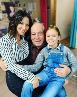Fabienne Carat Instagram - Parce que tu aimais rire, parce qu’il y avait en toi cette éternelle jeunesse d’esprit. Parce que tu partageais aussi avec nous toute ton expérience de vie, d’homme et d’artiste. Parce que tu étais entier, sensible et fougueux. Parce que tu étais l’icône de notre série, le pilier et le papa de tous les acteurs. Parce que tu aimais tellement la vie. Parce que les épreuves, trop d’épreuves avilissent les cœurs trop purs, les esprits libres et les âmes bienveillantes. Parce que tu es étais un roc, parce que tu nous transmettais tes passions pour les mots, la poterie et l’authentique. Parce que tu étais un passionné, un amoureux, parce que je n’y crois pas, parce que je t’aime et que l’on t’aime au-delà 🙏

#michelcordes
#romanelibert